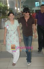 Shahrukh Khan Snapped at domestic airport in Mumbai on 18th April 2011 (6).JPG